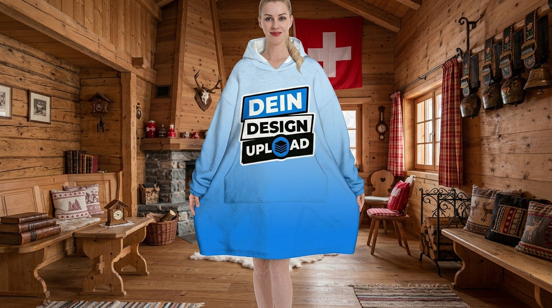 Kuschel-Hoodie personalisiert in Blau mit eigenem Foto-Upload, getragen in Schweizer Stube