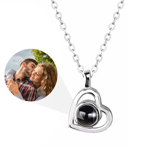Ein exklusives Sortiment an allgemein personalisierbarem Schmuck wie Ringen und Ketten mit Fotoprojektion, Foto-Gravur und individueller Namensgravur auf weissem Hintergrund.
