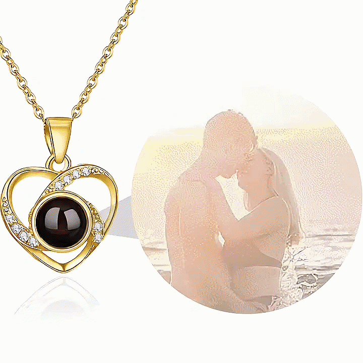 Bild-Halskette mit Foto-Projektion in Herzform, personalisierbarer Schmuck mit eigenem Foto als Geschenkidee von Customify Shop Schweiz