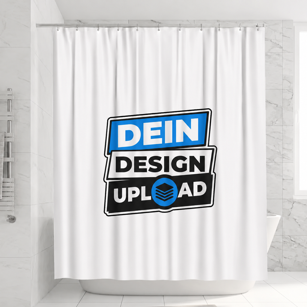 Weisser Duschvorhang mit grosser  Aufschrift „DEIN DESIGN UPLOAD“ in einem hellen, modern gefliesten Badezimmer mit Badewanne.