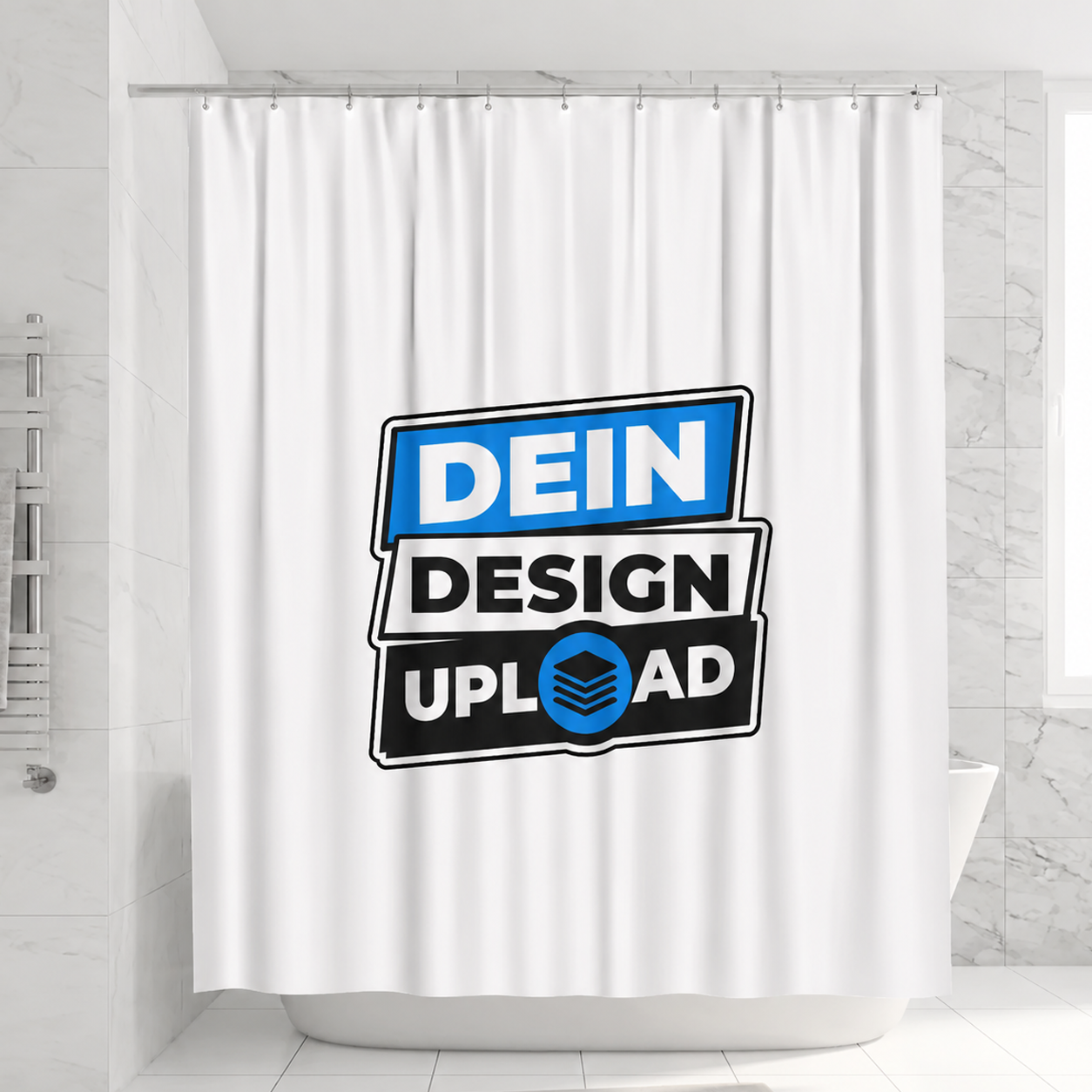 Weisser Duschvorhang mit grosser  Aufschrift „DEIN DESIGN UPLOAD“ in einem hellen, modern gefliesten Badezimmer mit Badewanne.