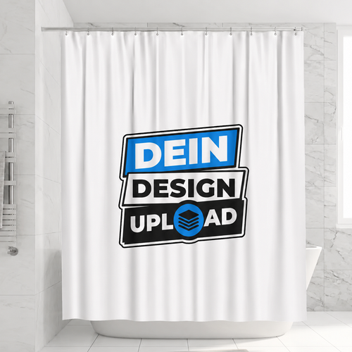 Weisser Duschvorhang mit grosser  Aufschrift „DEIN DESIGN UPLOAD“ in einem hellen, modern gefliesten Badezimmer mit Badewanne.