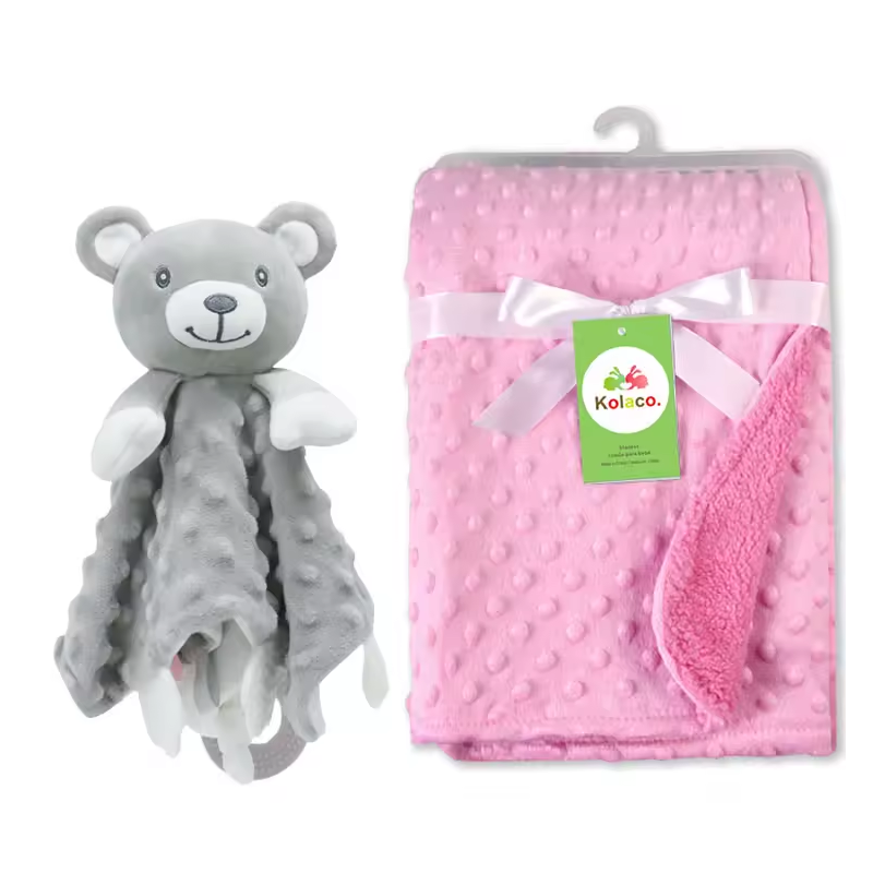 Rosa Babydecke aus Noppenstoff mit weisser Schleife und passendes graues Bären-Nuscheli Schmusetuch als personalisierbares Geburtsgeschenk.
