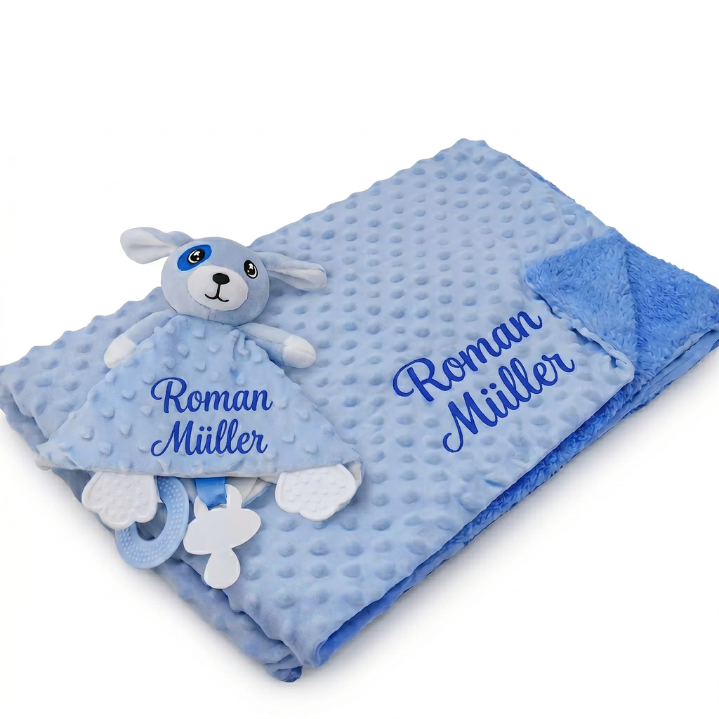 Hellblaue Babydecke personalisiert mit dem Namen Roman Müller und passendem Hunde-Nuscheli aus weichem Noppenstoff.