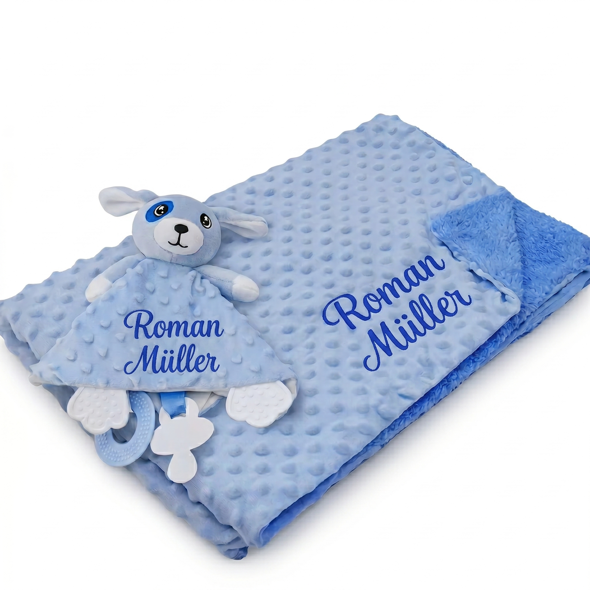 Hellblaue Babydecke personalisiert mit dem Namen Roman Müller und passendem Hunde-Nuscheli aus weichem Noppenstoff.