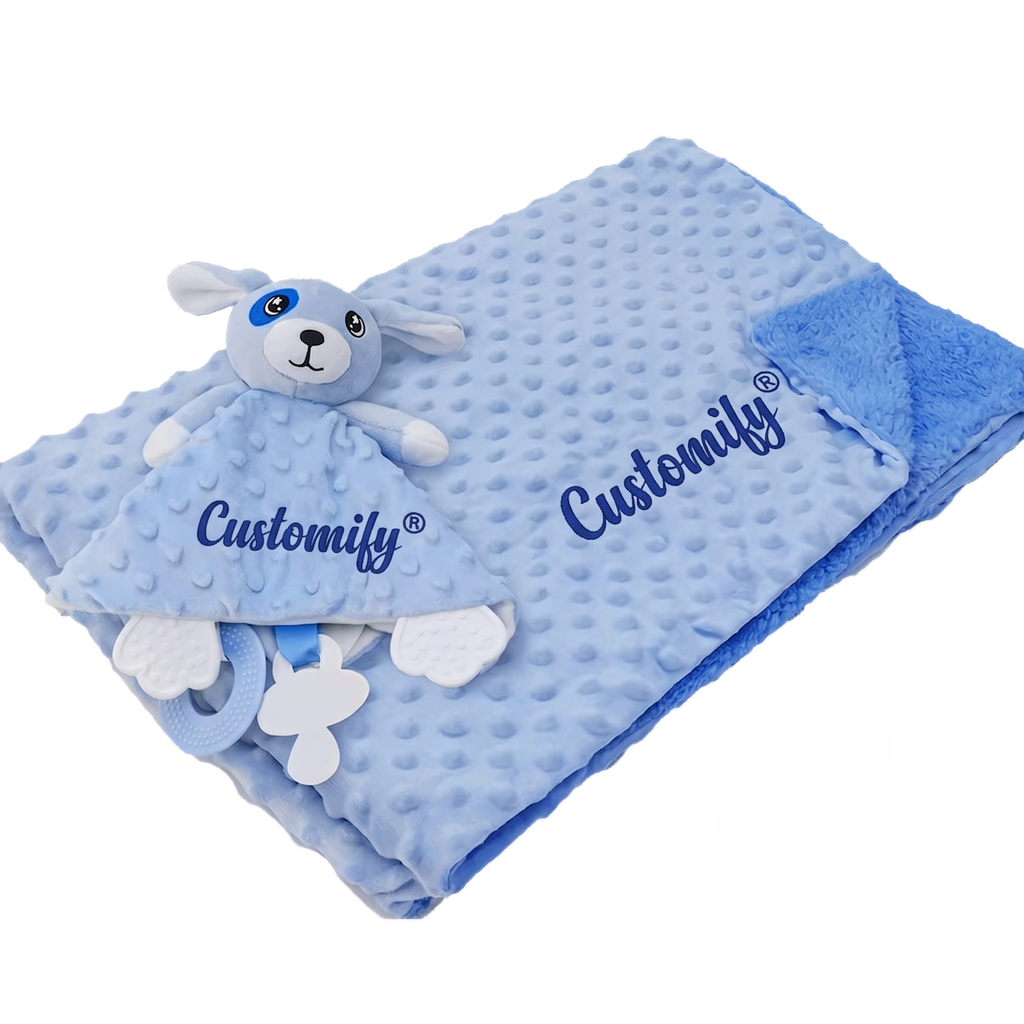 Blaue Noppen-Babydecke und passendes Hunde-Nuscheli personalisiert mit dem Customify® Markennamen als hochwertiges Schweizer Geschenk zur Geburt.