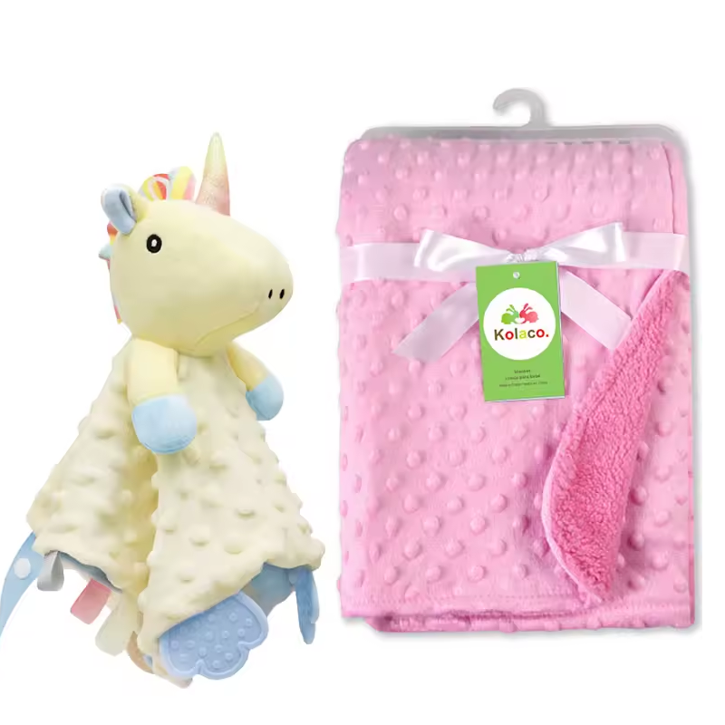 Rosa Babydecke aus Noppenstoff mit weisser Schleife und passendes gelbes Einhorn-Nuscheli Schmusetuch als personalisierbares Geburtsgeschenk.