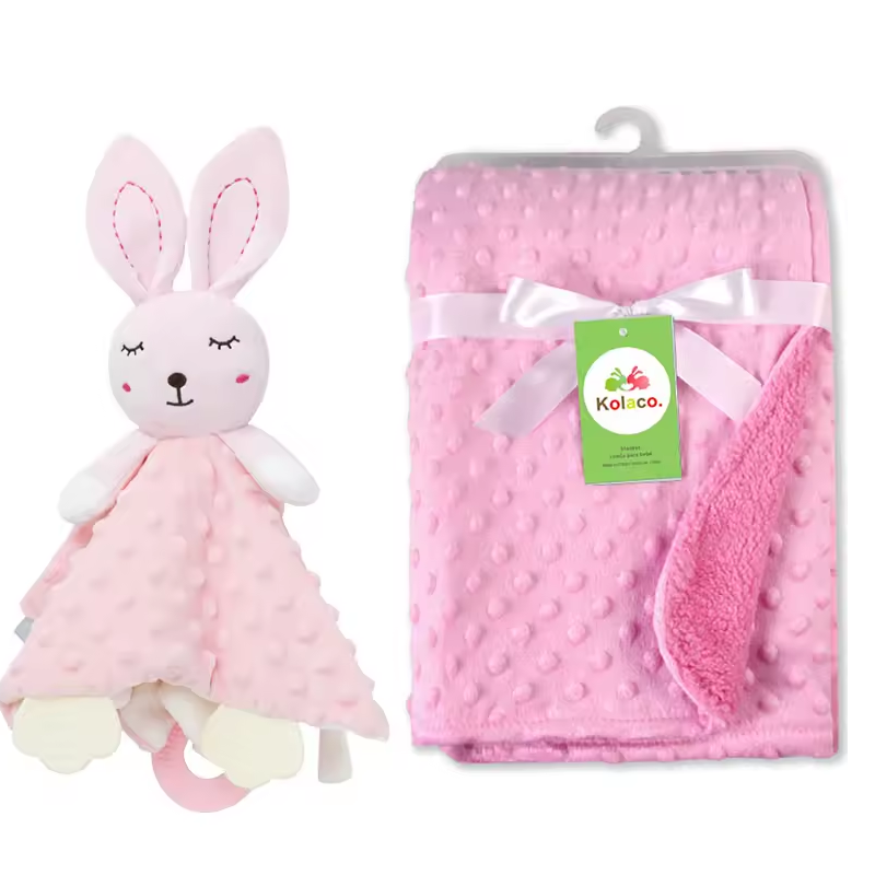 Rosa Babydecke aus Noppenstoff mit weisser Schleife und passendes Hasen-Nuscheli Schmusetuch als personalisierbares Geburtsgeschenk.
