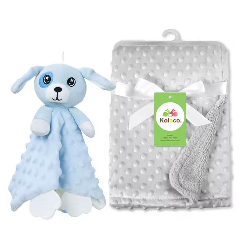 Graue Babydecke aus Noppenstoff mit weisser Schleife und passendes hellblaues Hunde-Nuscheli Schmusetuch als personalisierbares Geburtsgeschenk.