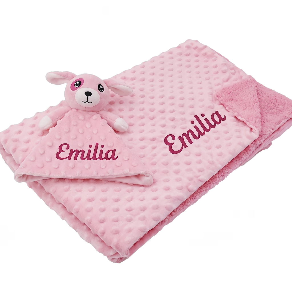 Rosa Babydecke personalisiert mit dem Namen Emilia und passendes Hunde-Nuscheli aus weichem Noppenstoff als Geschenk zur Geburt für Mädchen.