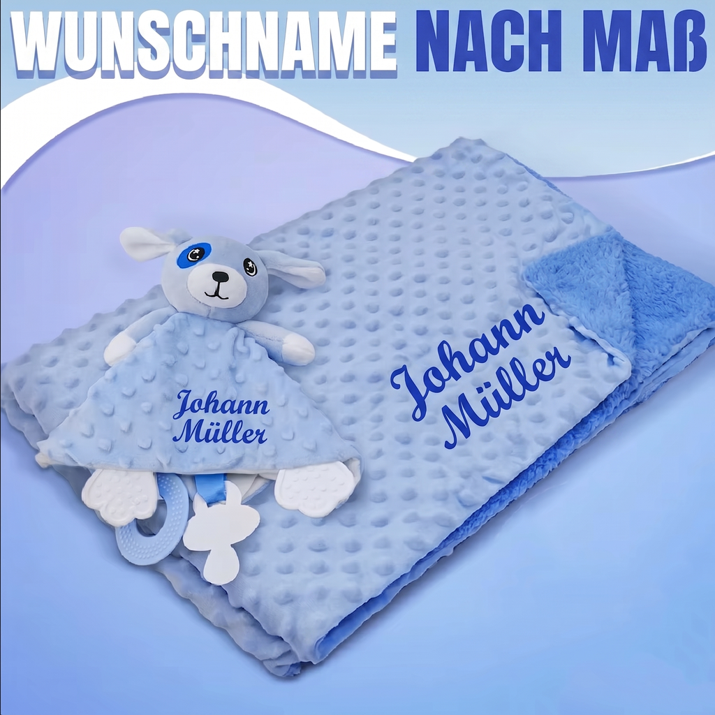 Produktgrafik von Customify mit dem Banner Wunschname nach Mass: Blaue Noppen-Babydecke und passendes Hunde-Nuscheli personalisiert mit dem Namen Johann Müller.