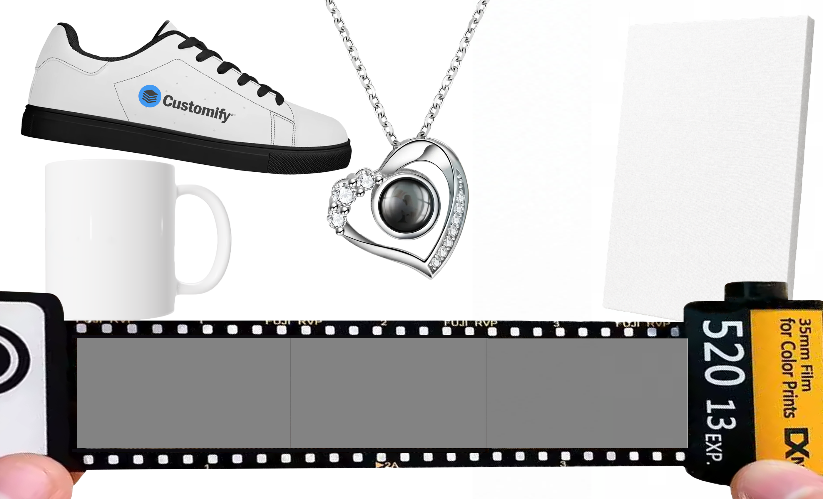Unbedruckte Rohlinge im Customify Live-Customizer: Weisser Sneaker mit Logo, leere Fototasse, silberne Herz-Halskette, blanko Leinwand und eine leere Foto-Filmrolle auf weissem Hintergrund.