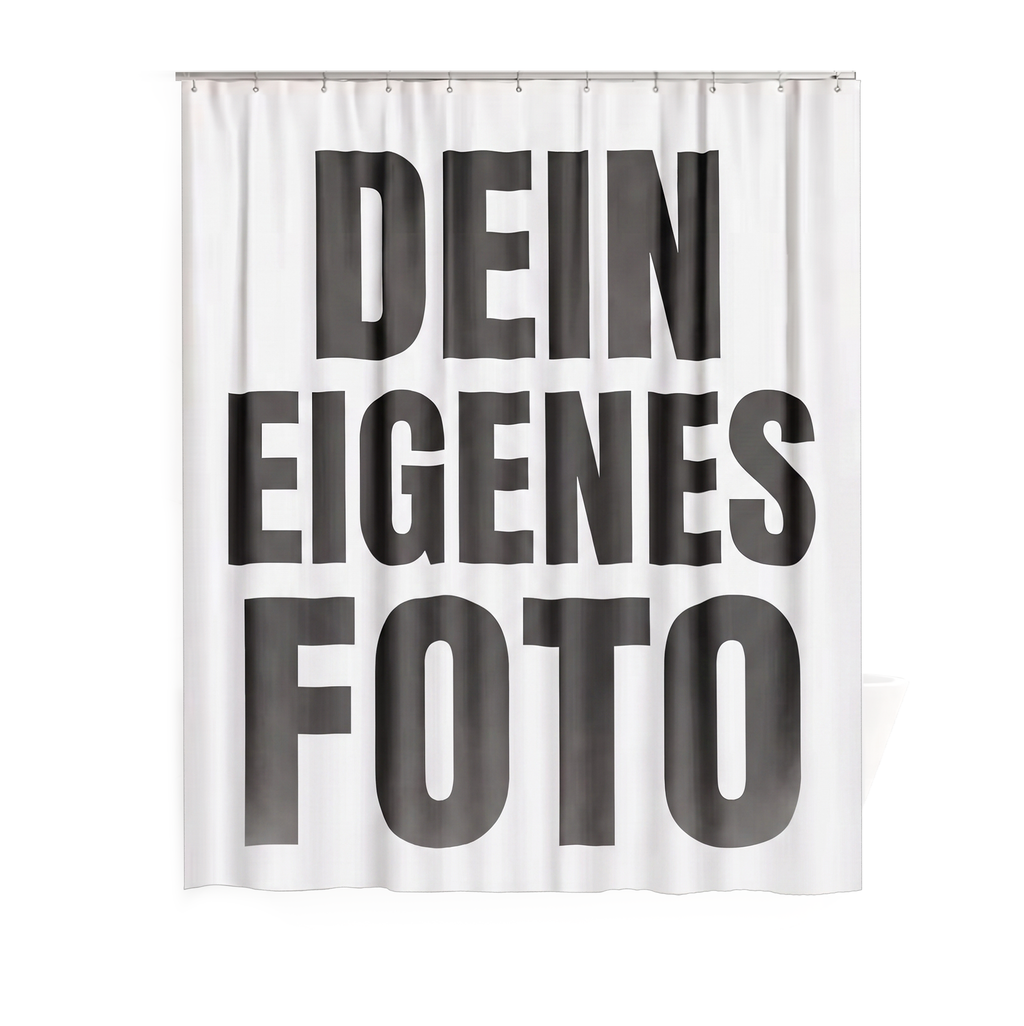 Weisser personalisierter Duschvorhang mit der grossen schwarzen Aufschrift „DEIN EIGENES FOTO“ auf weissem Hintergrund.