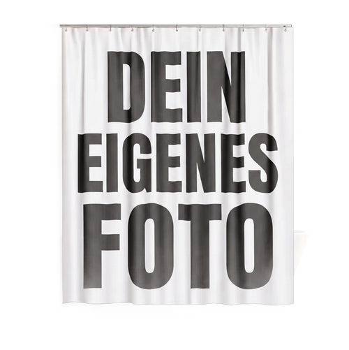 Weisser personalisierter Duschvorhang mit der grossen schwarzen Aufschrift „DEIN EIGENES FOTO“ auf weissem Hintergrund.