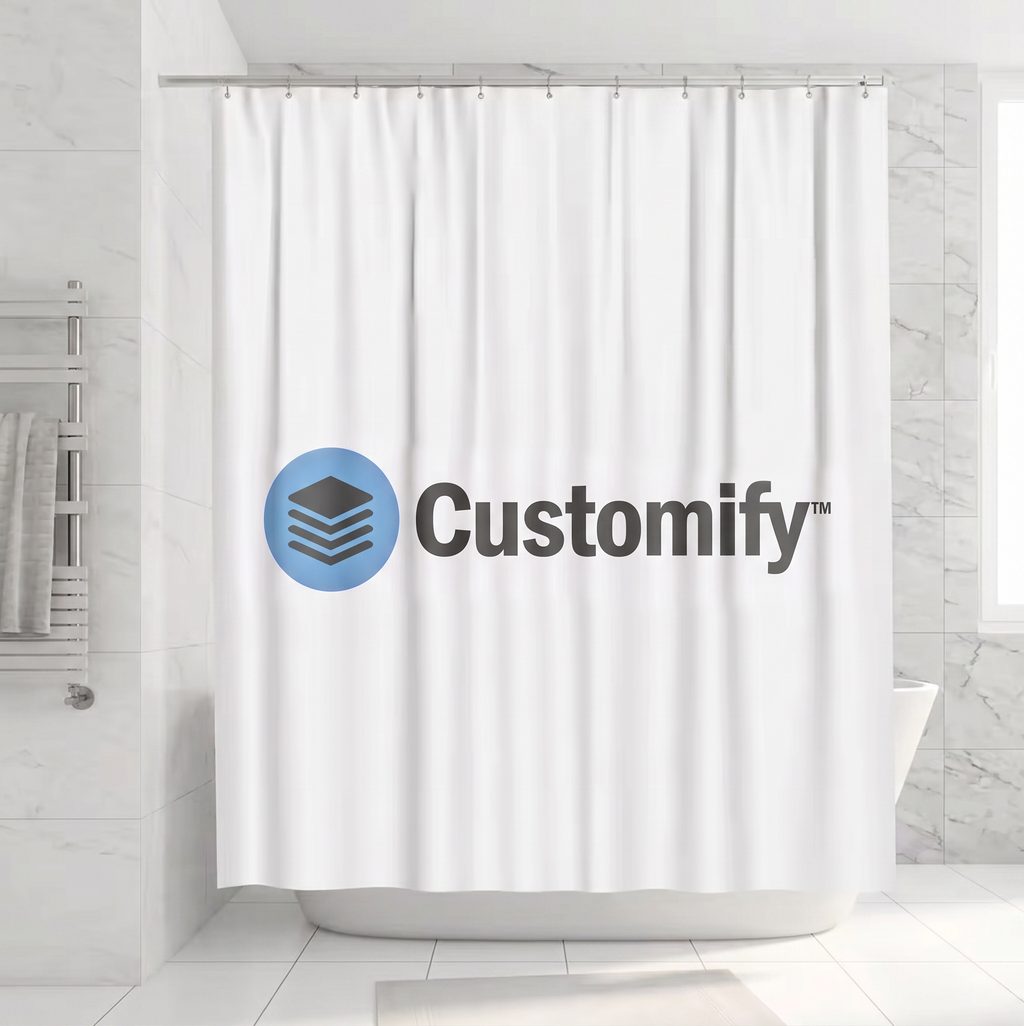 Weisser Premium-Duschvorhang bedruckt mit dem blau-schwarzen Customify®-Logo in einem hellen, modern gefliesten Badezimmer.