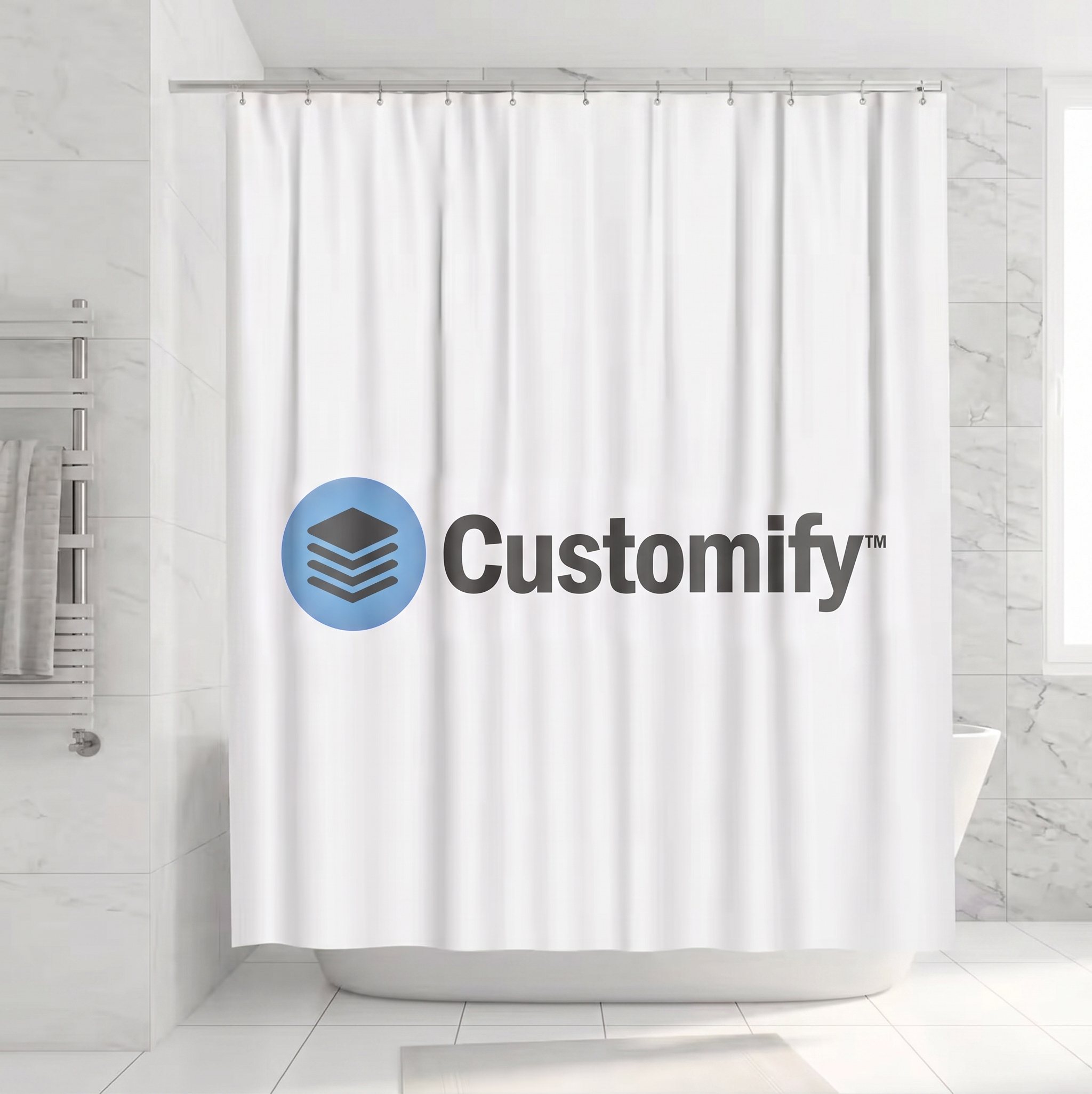 Weisser Premium-Duschvorhang bedruckt mit dem blau-schwarzen Customify®-Logo in einem hellen, modern gefliesten Badezimmer.