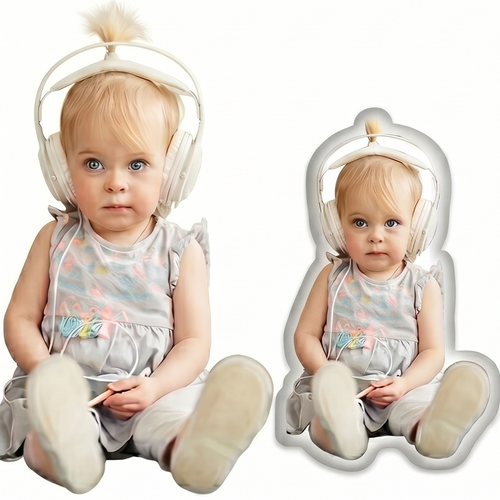 Fotokissen mit eigenem Foto bedrucken: Ein personalisiertes 3D-Plüschkissen in Form eines sitzenden Babys mit weissen Kopfhörern im direkten Vergleich neben dem echten Kind auf weissem Hintergrund.