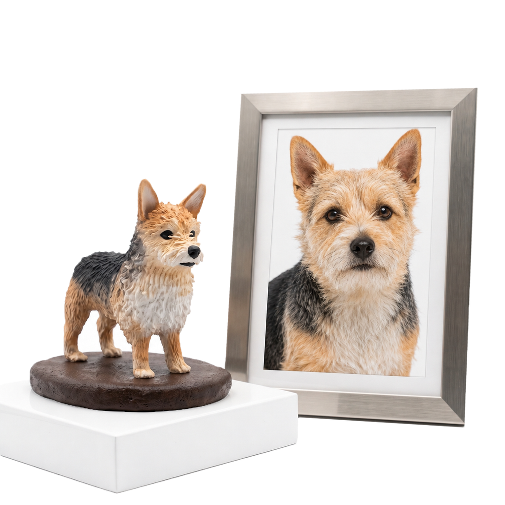 Handmodellierte Haustierfigur personalisiert nach Foto, Terrier-Figur als Unikat neben gerahmtem Hundefoto