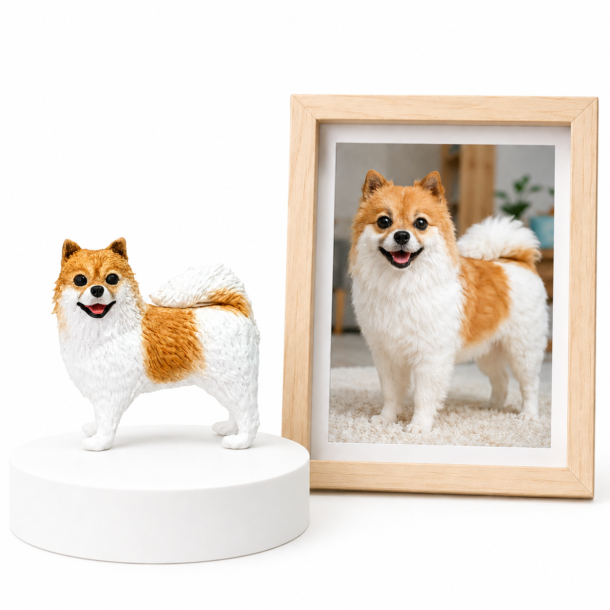 Handmodellierte Pomeranian-Figur personalisiert nach Foto, Haustierfigur als Andenken neben gerahmtem Hundefoto