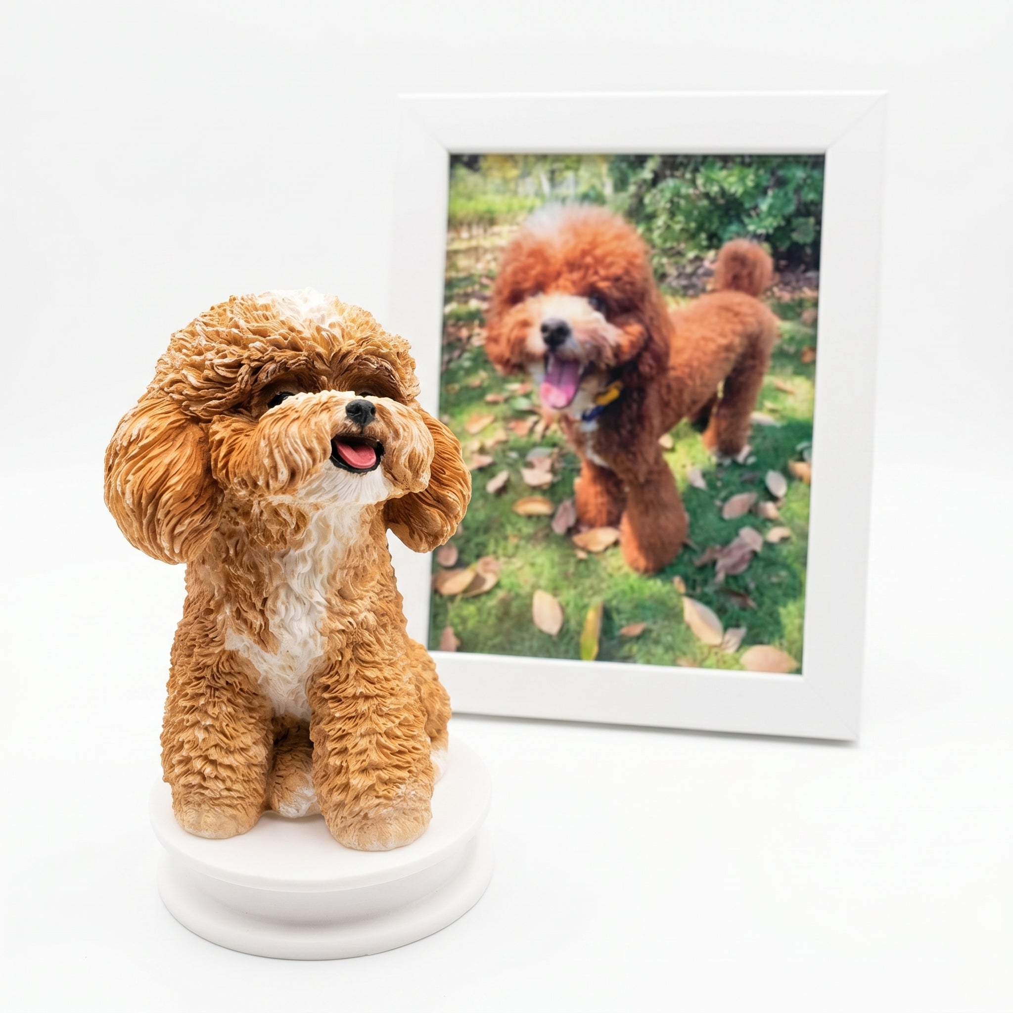 Handmodellierte Pudel-Figur personalisiert nach Foto, Haustierfigur als bleibende Erinnerung neben Hundefoto