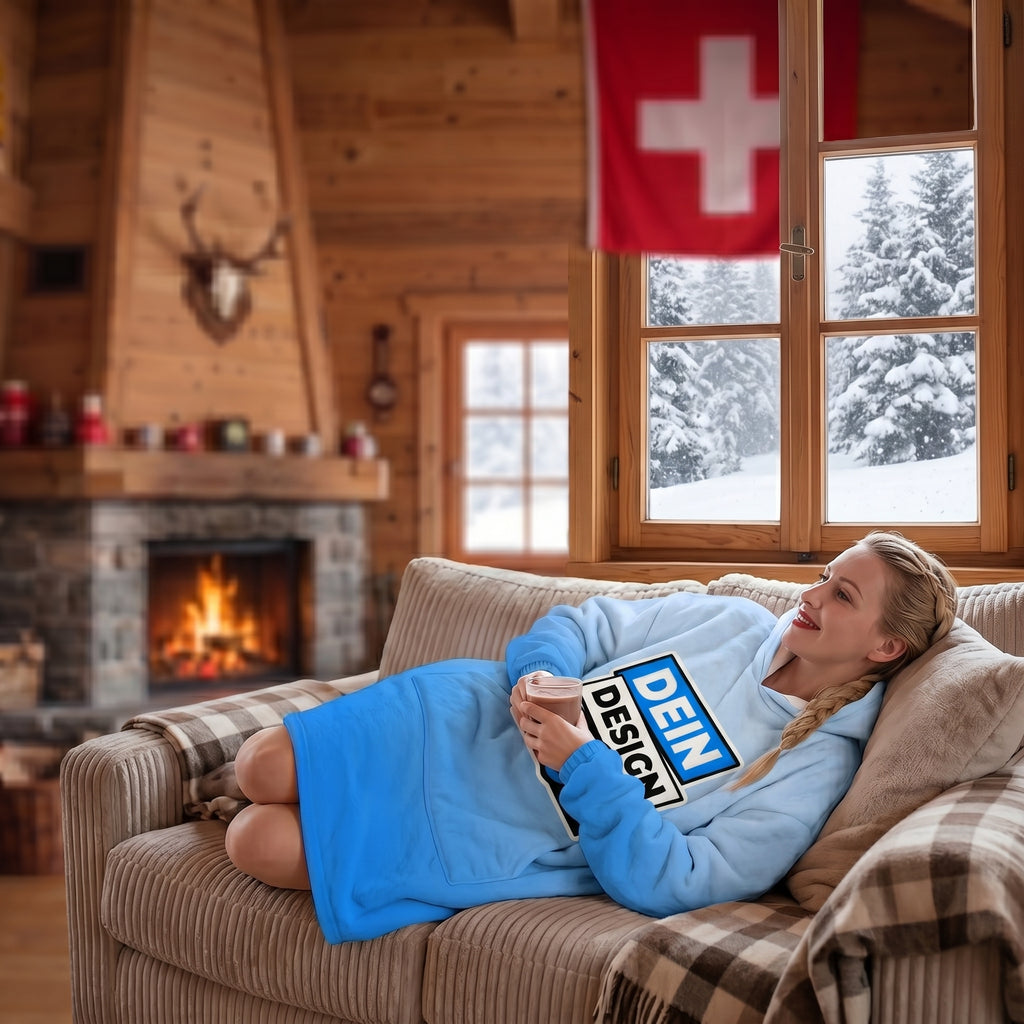 Oversize Kuschelpullover-Hoodie XXL personalisierbar, gemuetlich am Kamin im Schweizer Chalet