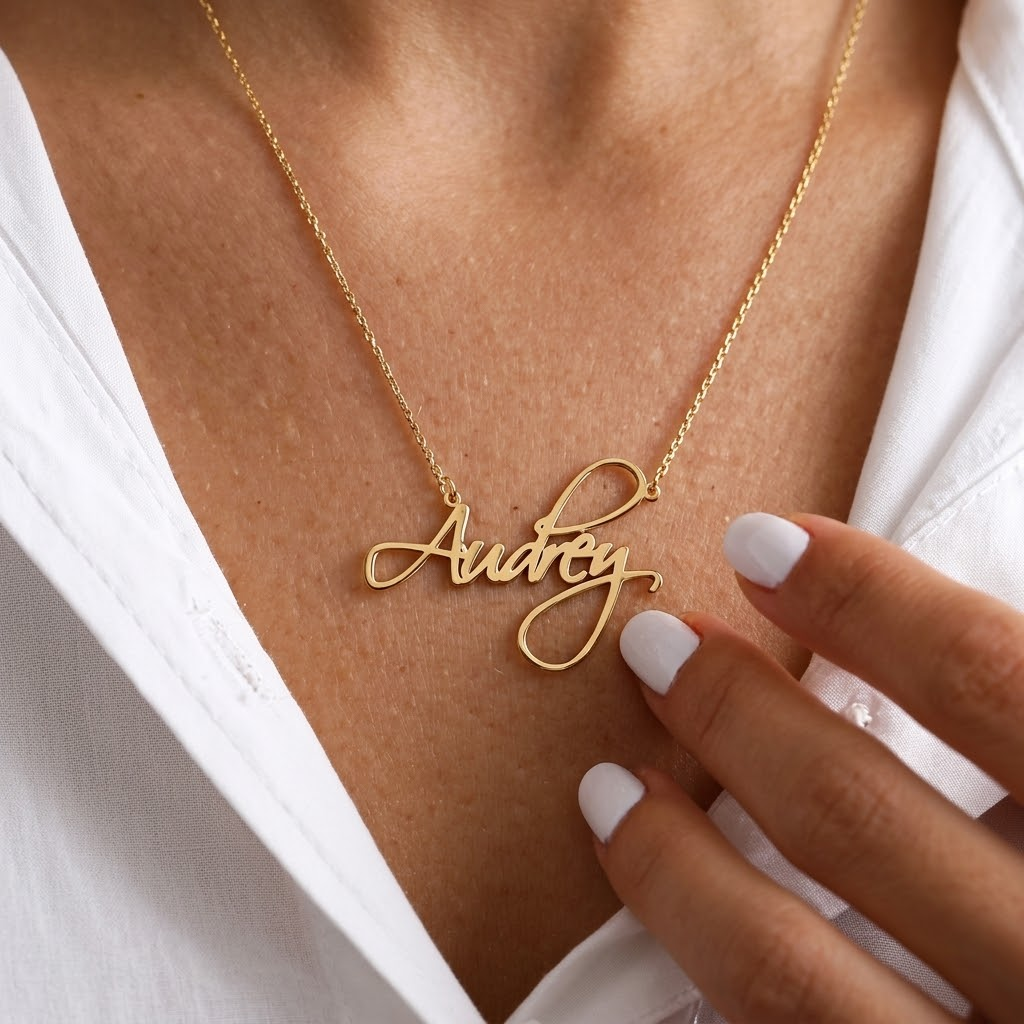 Personalisierte Namenskette mit eigenem Namen am Hals getragen, eleganter Schmuck