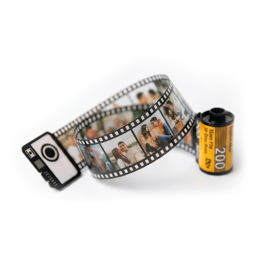 Personalisierte, ausziehbare Foto-Filmrolle im Retro-Design mit einer gelben Filmpatrone und einem ausgefalteten Filmstreifen voller eigener Pärchenfotos auf weissem Hintergrund.