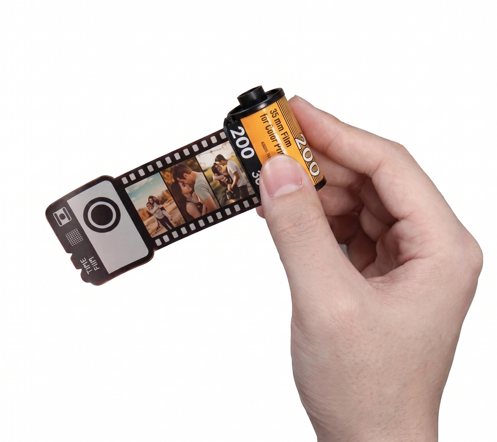 Personalisierbare Foto-Filmrolle ausziehbar mit eigenen Bildern, gehalten in der Hand