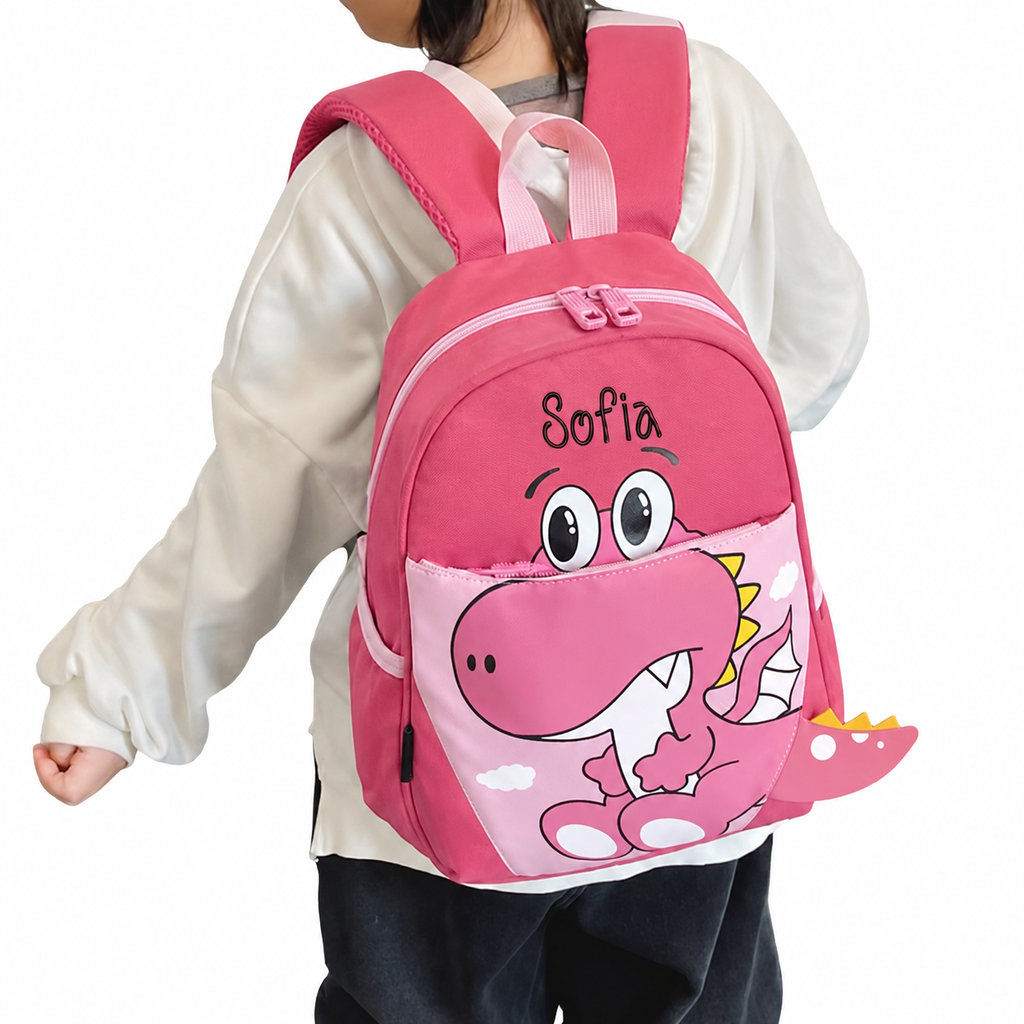 Personalisierbarer Kindergarten-Rucksack in Rosa mit Dino-Motiv und Name Sofia, getragen von einem Kind für Kita und Kindergarten