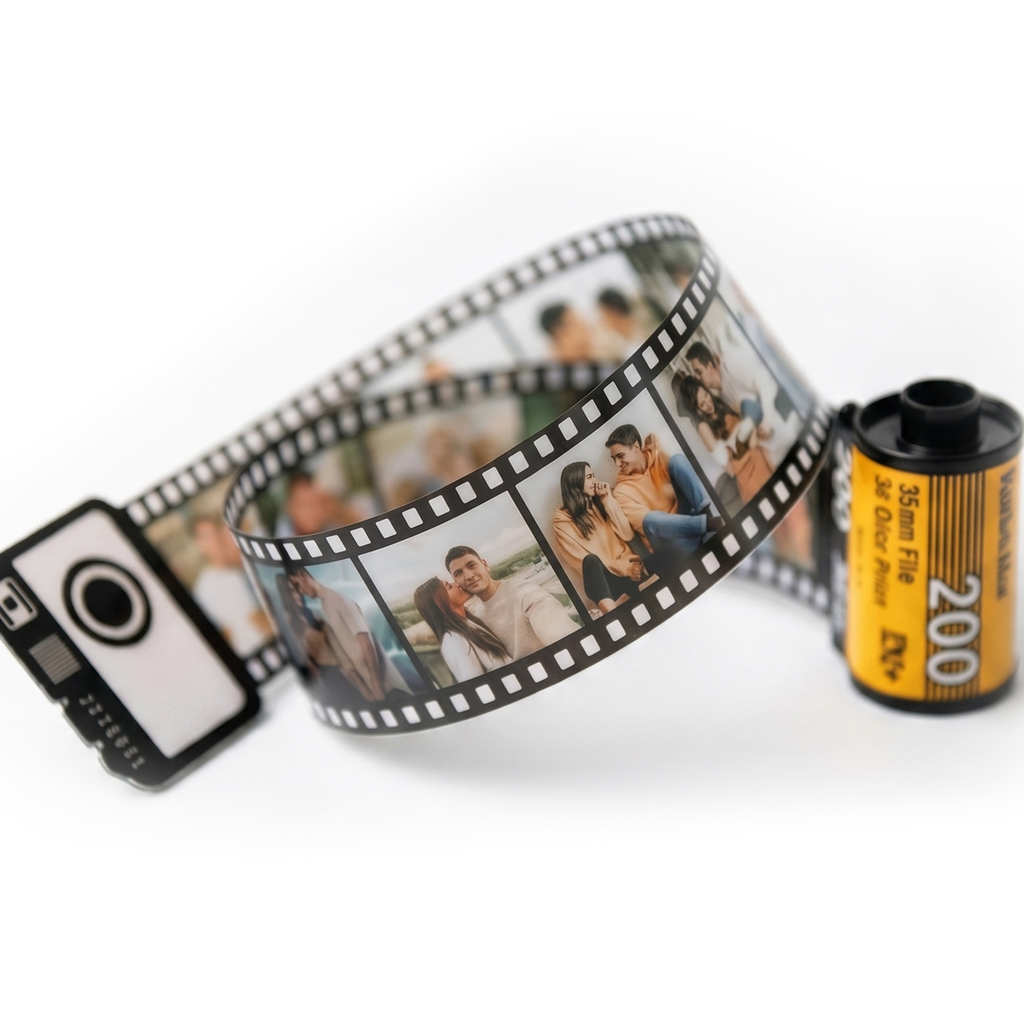Nahaufnahme einer personalisierten Foto-Filmrolle aus Metall mit einer gelben Retro-Patrone und einem geschwungenen Filmstreifen mit gedruckten Fotos auf weissem Hintergrund.