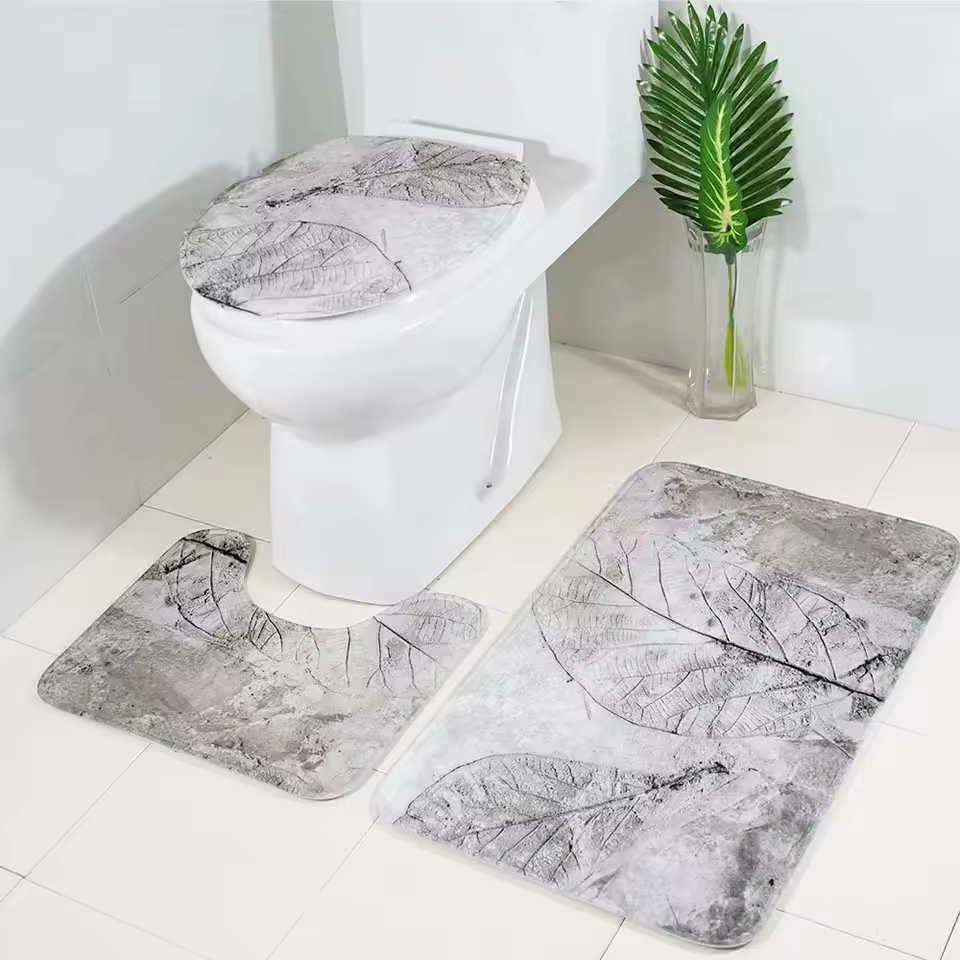 Personalisierte Geschenke Schweiz: Modernes 3-teiliges Badeteppich-Set bedruckt mit eigenem Foto oder elegantem Blätter-Muster.