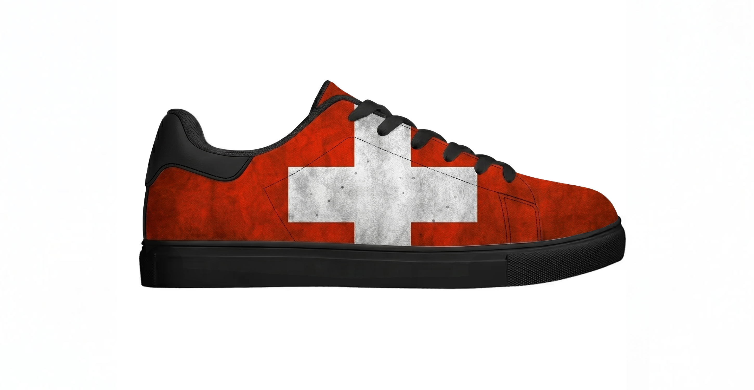 Personalisierter Low-Top Sneaker im Customify Online-Shop bedruckt mit der roten Schweizer Flagge und weissem Kreuz, schwarzer Sohle und schwarzen Schnürsenkeln.