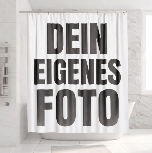 Weisser Duschvorhang mit grosser schwarzer Aufschrift „DEIN EIGENES FOTO“ in einem hellen, modern gefliesten Badezimmer mit Badewanne.