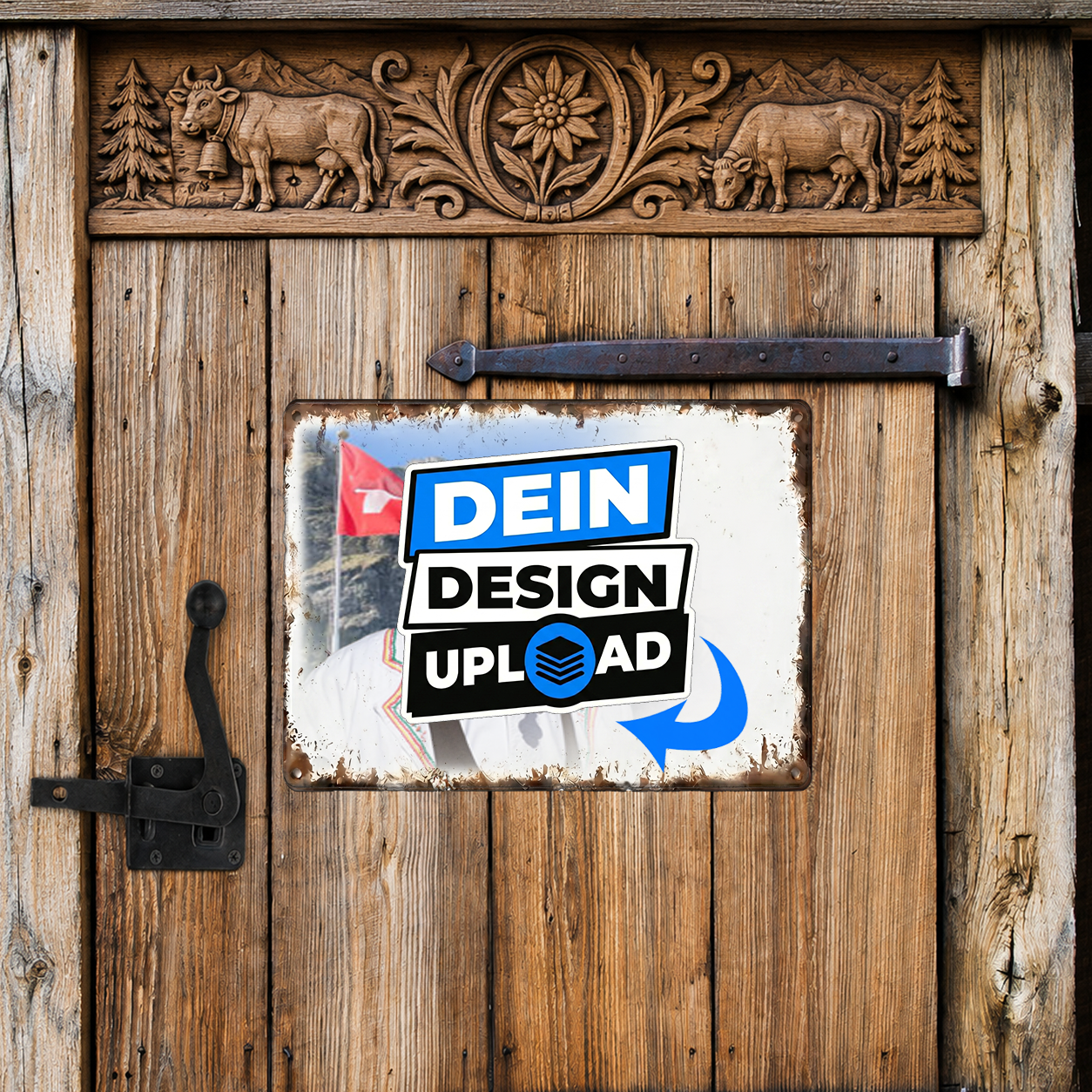 Personalisiertes Blechschild mit eigenem Foto und Text auf rustikaler Holztür im Schweizer Stil