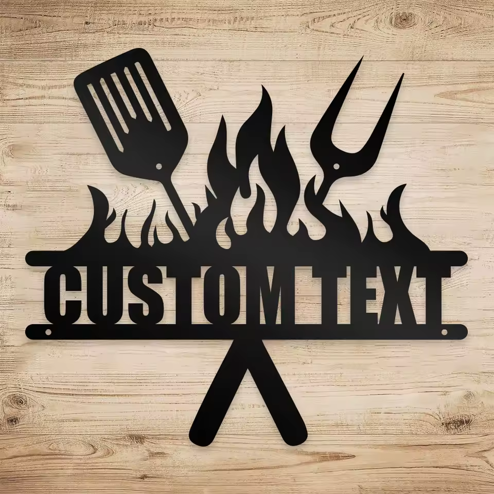 Personalisiertes Grillschild in Holzoptik mit eigenem Namen und Grillmotiv als individuelle BBQ Dekoration