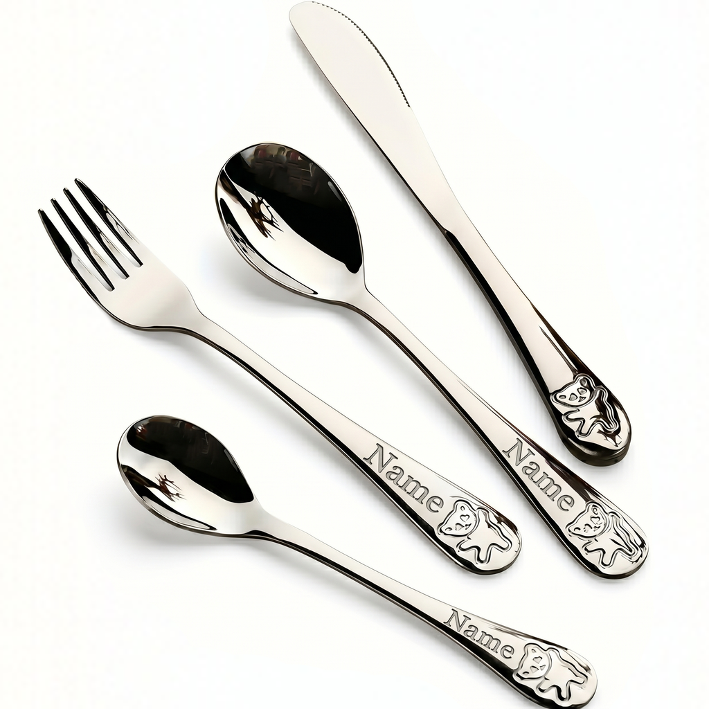 Personalisiertes Kinderbesteck mit Gravur und eigenem Namen auf Messer, Gabel und Löffel