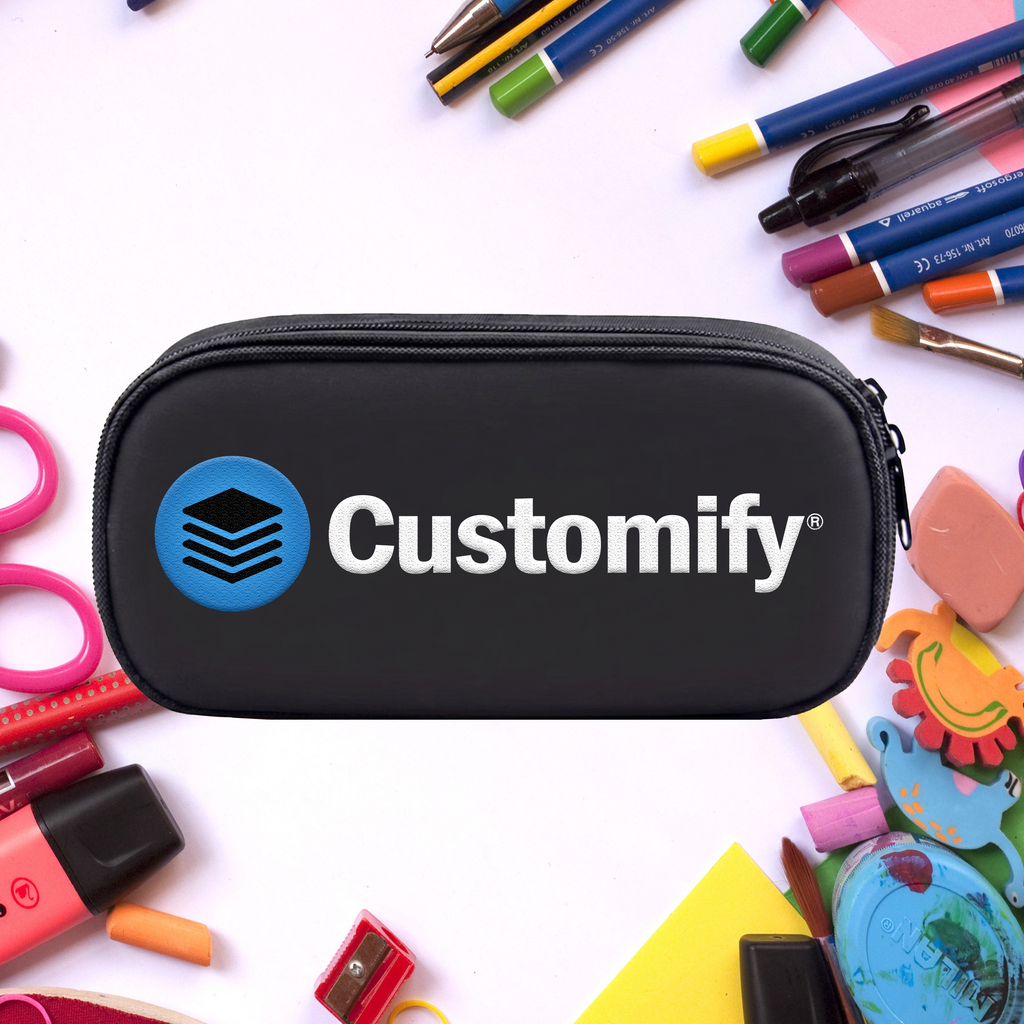 Schwarzes Schul-Etui mit Customify Logo umgeben von Stiften und buntem Schulbedarf